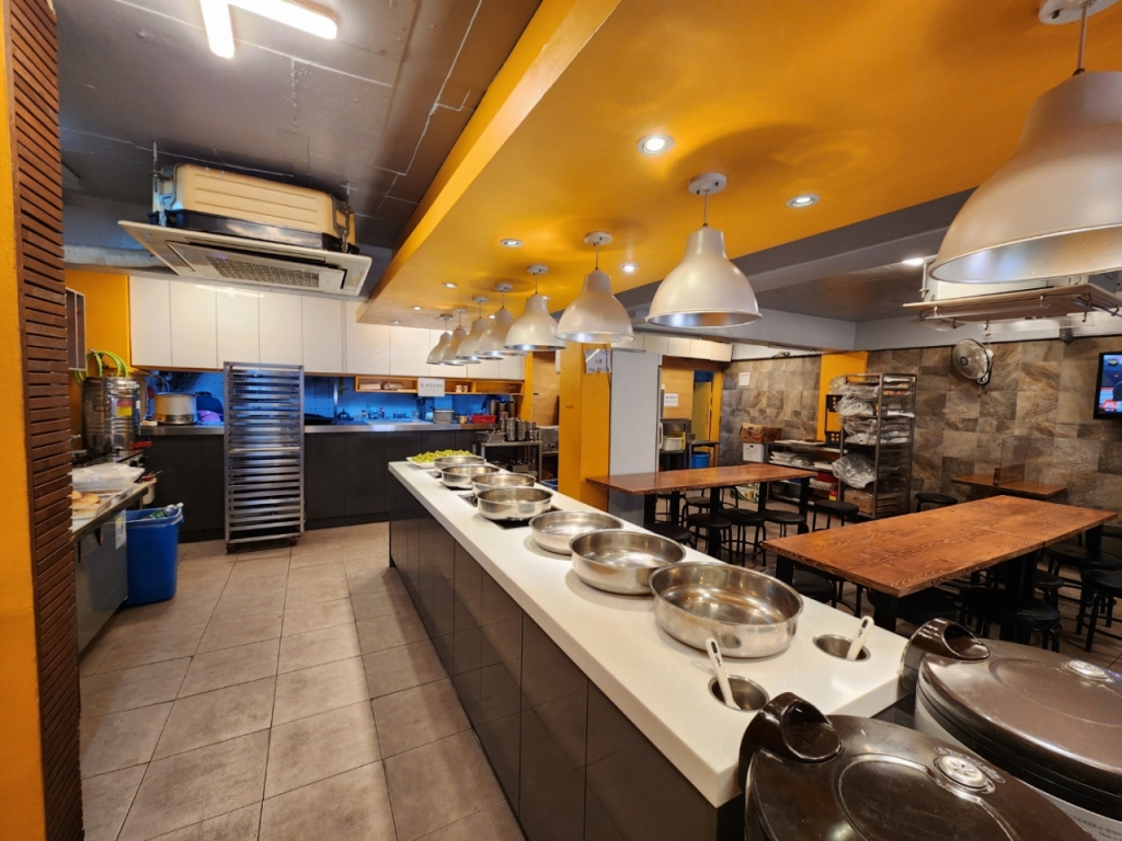 노량진동 R 고시식당 본점 내부. 아침 영업을 마치고 점심 영업을 앞두고 있다. /사진=김미루 기자