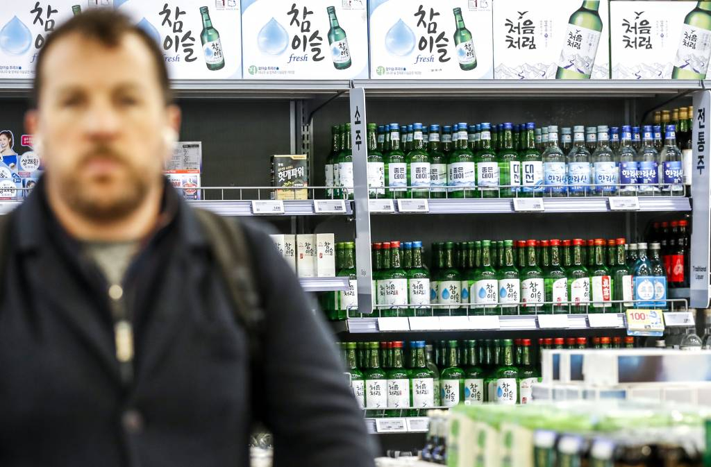 [서울=뉴시스] 정병혁 기자 = 19일 서울시내 대형마트를 찾은 시민들이 소주, 맥주 제품을 고르고 있다. 지난해 맥주와 소주 등 술값이 오르면서 주류 물가가 외환위기 이후 최고 상승률을 기록한 것으로 나타났다. 통계청 국가통계포털에 따르면, 지난해 주류 가격은 전년 대비 5.7% 상승했다. 이는 외환위기 직후인 1998년의 11.5% 이후 24년 만에 가장 높은 상승률이다. 2023.02.19.