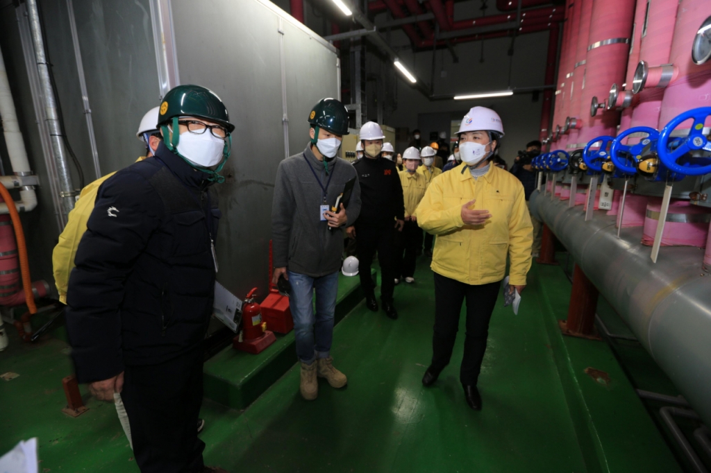 신계용 과천시장(오른쪽)이 지난해 10월 경기도 과천시 청소년수련관 기계실을 방문해 안전관리 실태를 점검하고 있다./사진제공=과천시