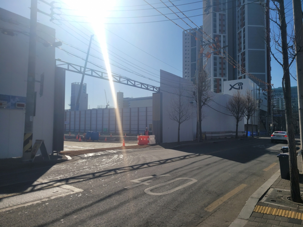 서울 지하철 5호선 양평역 2번출구에서 나오면 곧바로 보이는 영등포자이 디그니티 건설현장과 견본주택/사진=김평화 기자