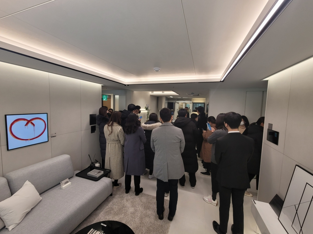 21일 서울 영등포구 양평동 영등포자이 디그니티 59㎡A 형 거실 견본주택을 관람중인 기자들/시잔=김평화 기자