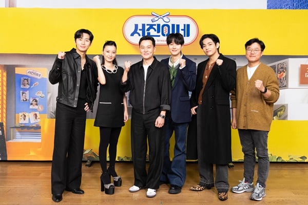 박서준(왼쪽) 정유미 이서진 최우식 뷔 나영석PD, 사진제공=tvN