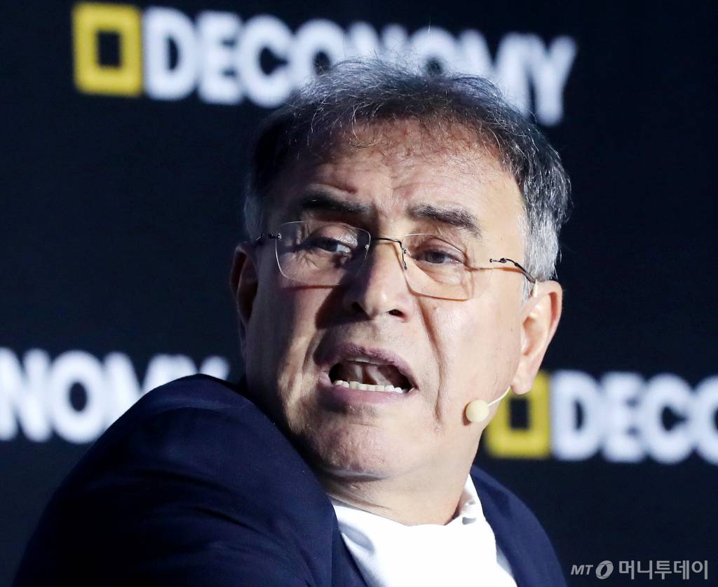 ?누리엘 루비니 뉴욕대 경제학과 교수가 4일 오전 서울 장충체육관에서 열린 '제2회 분산경제포럼(디코노미)'에서 이더리움 창시자 비탈릭 부테린과 함께 토론하고 있다. /사진=홍봉진 기자 honggga@