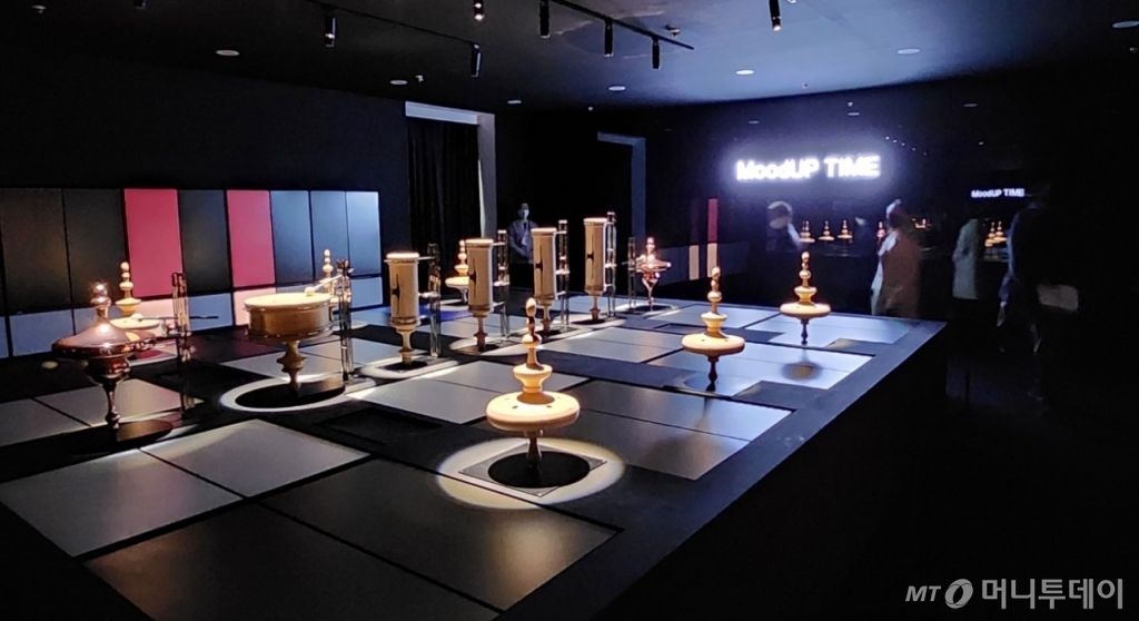 23일 서울 삼성동 코엑스 '2023서울리빙디자인페어' 전시장에 마련된 LG전자 전시관에서 무드업 냉장고 18대를 활용한 공연이 펼쳐지고 있다./사진 = 오진영 기자