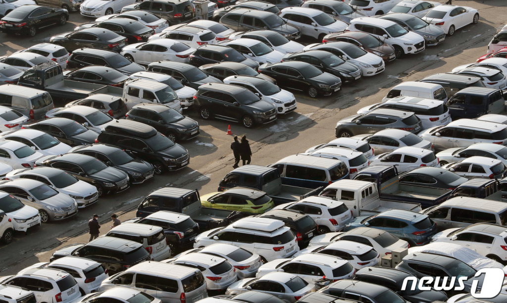 1월 11일 서울 성동구 장안평중고차매매시장에 중고차 매물들이 빼곡하게 쌓여있다. 고금리에 경기침체로 인한 소비 심리 경색에 중고차 시장이 직격탄을 맞고 있다. /사진=뉴스1