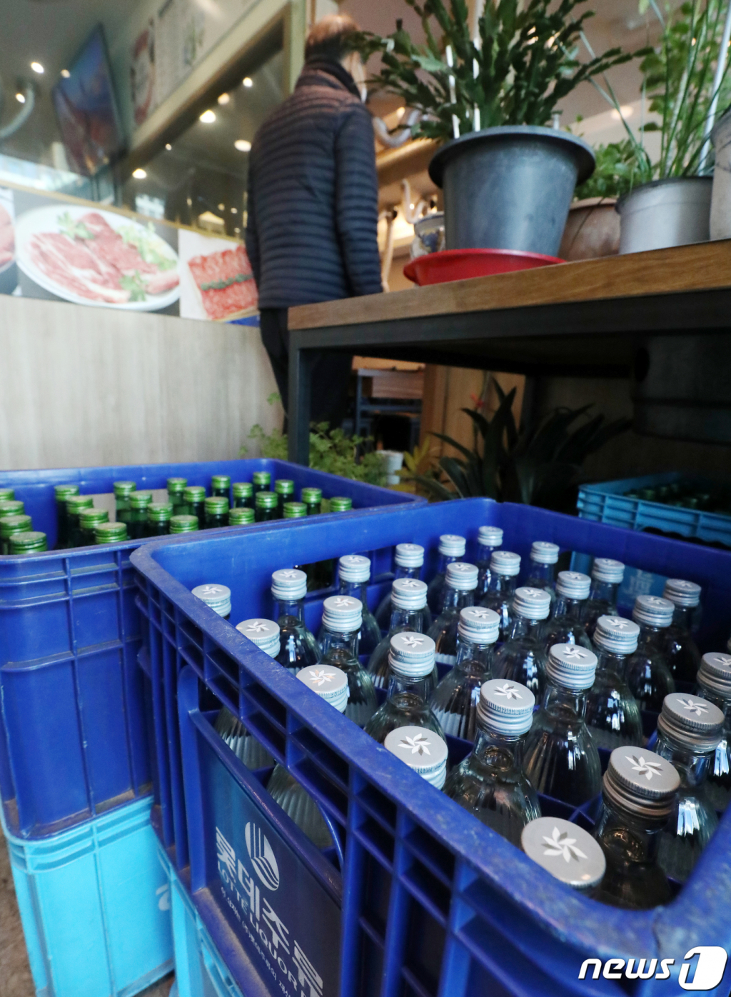 (서울=뉴스1) 민경석 기자 = 20일 서울의 한 식당에 소주가 상자째 보관돼 있다. 지난해 일제히 상승한 소주와 맥주 가격이 올해 또 오를 것으로 보인다. 주세가 큰 폭으로 오르는 데다 원·부자잿 가격 및 물류비 역시 상승한 영향이다. 2023.2.20/뉴스1 Copyright ? 뉴스1. All rights reserved. 무단 전재 및 재배포 금지.