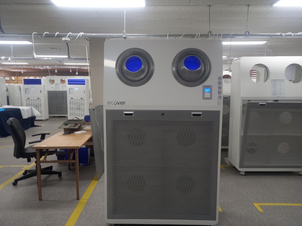 이지네트웍스의 대용량 공기청정기. 73평형부터 380평형까지 5가지 규격이 있다./사진=김성진 기자. 