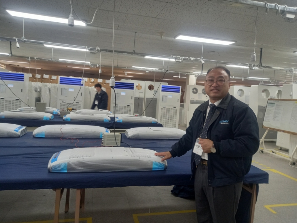 박관병 대표와 이지네트웍스가 개발한 버스 전용 공기청정기./사진=김성진 기자.