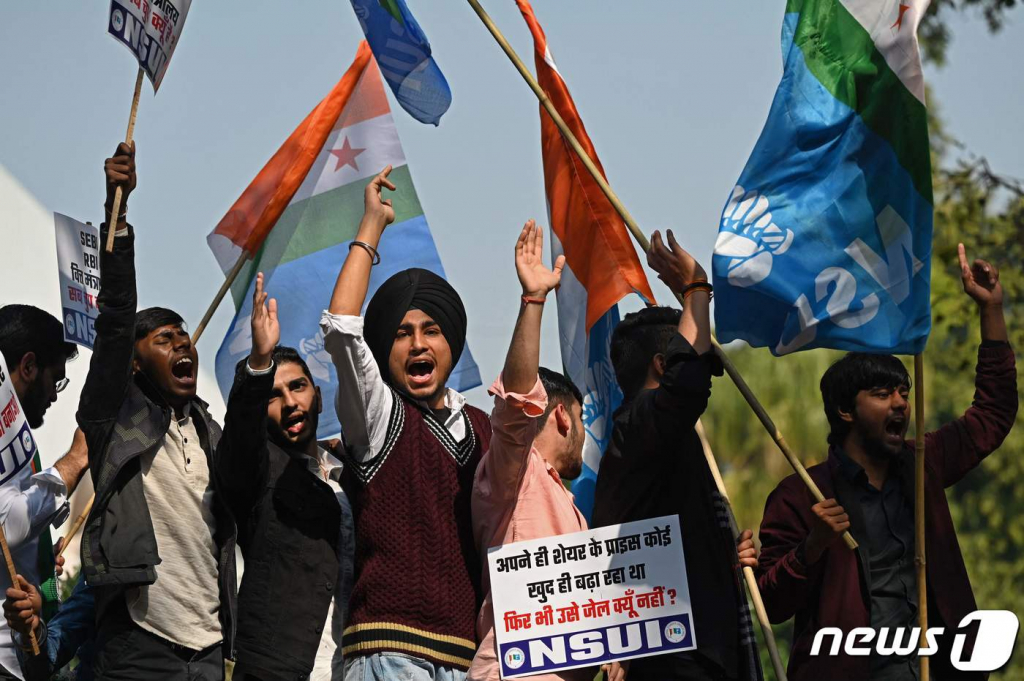 (뉴델리 AFP=뉴스1) 김성식 기자 = 6일(현지시간) 인도 뉴델리에서 인도 전국학생연합(NSUI) 회원들이 인도 최대 재벌 기업 '아다니'의 회계 부정 의혹에 대해 당국이 수사에 착수할 것을 촉구하며 가두시위를 벌이고 있다. 2023.2.6.   ⓒ AFP=뉴스1  Copyright ? 뉴스1. All rights reserved. 무단 전재 및 재배포 금지.