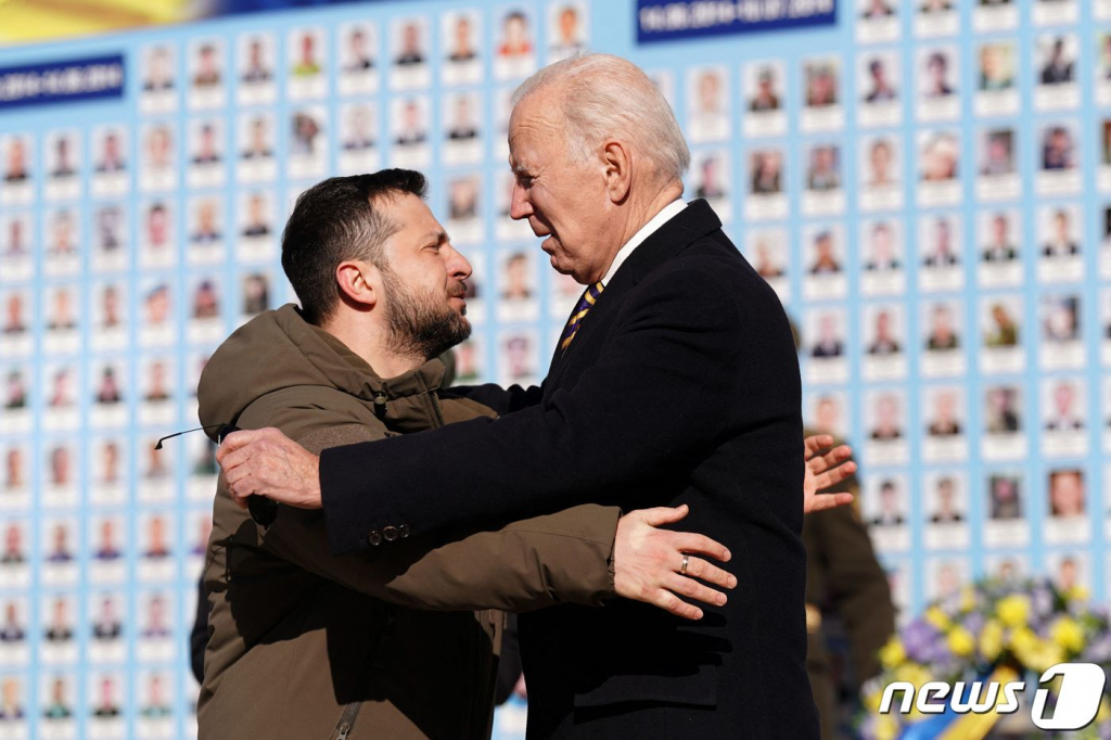 (키이우 AFP=뉴스1) 우동명 기자 = 조 바이든 미국 대통령이 20일(현지시간) 러시아의 우크라이나 침공 1년을 앞두고 키이우를 깜짝 방문해 볼로디미르 젤렌스키 대통령과 포옹을 하고 있다.   ⓒ AFP=뉴스1  Copyright ? 뉴스1. All rights reserved. 무단 전재 및 재배포 금지.