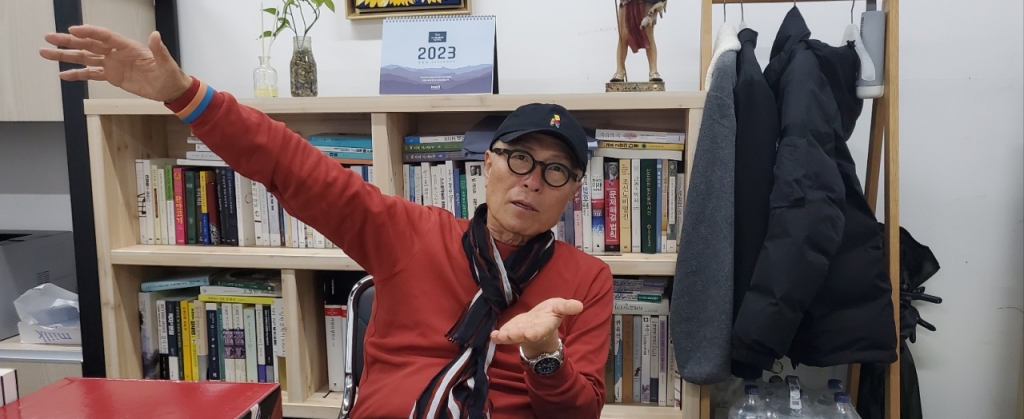 허영만 작가가 '비트'를 그릴 당시, 작품의 초안과 배경, 집필 과정에 대해 설명하고 있다. /사진=김고금평 기자