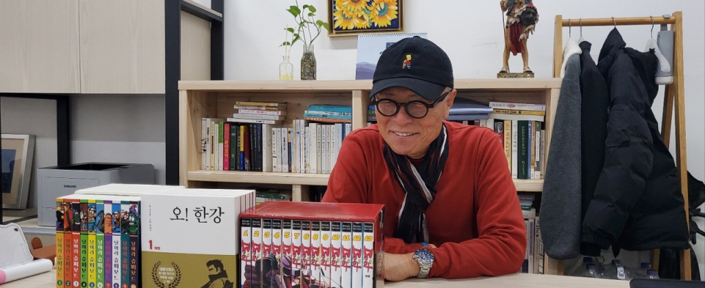 허영만 작가가 30년만에 복간된 '비트'를 보면서 웃고 있다. 그는 "그땐 정말 사력을 다해 그렸다"고 했다. /사진=김고금평 기자