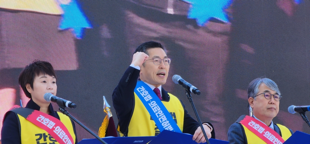 이필수(가운데) 대한의사협회장이 곽지연(왼쪽) 대한간호조무사협회장, 장인호(오른쪽) 대한임상병리사협회장과 함께 대회사에서 간호법 철회를 외치고 있다. /사진=정심교 기자 