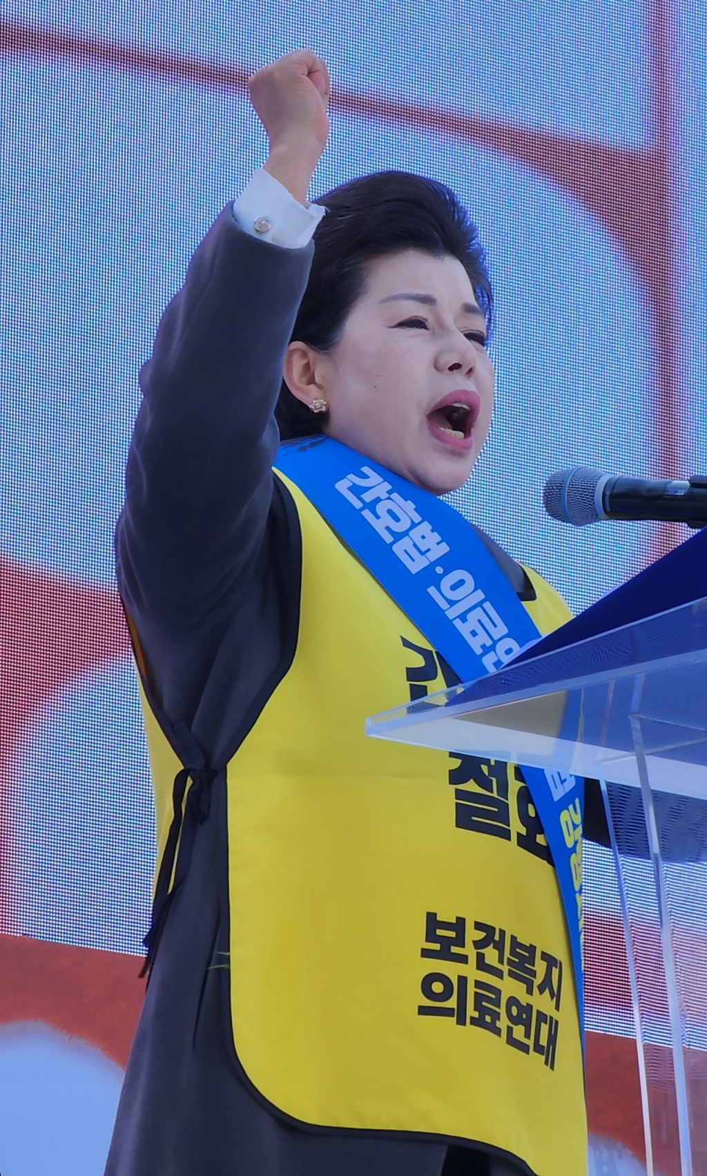 홍옥녀 대한간호조무사협회 명예회장이 "간호법엔 간호조무사에 대한 차별과 불합리한 내용만 담겼다"며 철회하라고 외치고 있다. /사진=정심교 기자