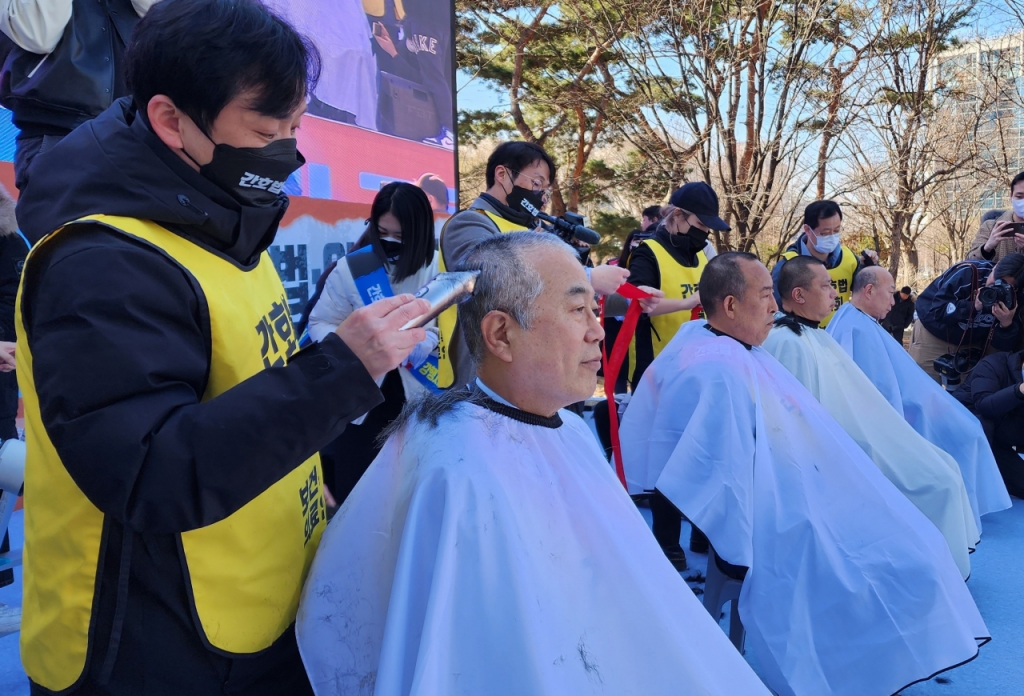 (사진 왼쪽부터) 이날 장인호 대한임상병리사협회장, 강용수 대한응급구조사협회장, 최운창 전라남도의사회장, 조영진 대한치과의사협회 대전지부 회장은 삭발하며 투혼을 불살랐다. /사진=정심교 기자 