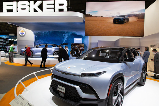 (바르셀로나(스페인)=뉴스1) 유승관 기자 = 2일(현지시간) 세계 최대 이동통신 전시회 '모바일월드콩그레스(MWC) 2022'가 열린 스페인 바르셀로나 피라그란비아 전시장 내 피스커 부스를 찾은 참관객들이 전기 SUV '오션'을 살피고 있다. 2022.3.2/뉴스1  