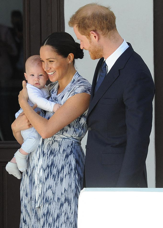 영국 해리왕자(오른쪽)와 아들 아치를 안고 있는 배우 출신 메건 마클 왕자비(왼쪽)./AFPBBNews=뉴스1 