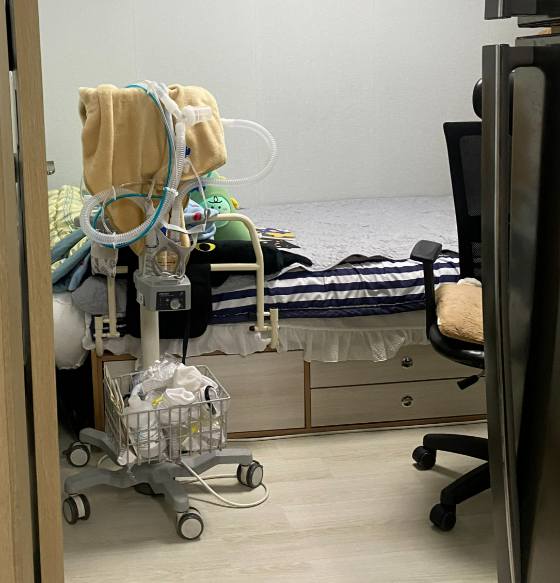 잘 땐 호흡기를 착용하고 자야 한단다. 호흡 근육도 함께 약해져서다./사진=남형도 기자