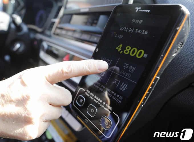 (서울=뉴스1) 김도우 기자 = 서울 중형택시 기본요금이 인상 적용된 1일 오후 서울 중구 서울역 택시승강장에서 대기 중인 한 택시 미터기에 4800원으로 인상된 기본요금이 표시되고 있다.  서울 중형택시 기본요금이 이날 오전 오전 4시부터 3천800에서 4천800원으로 1천원(26%) 인상됐다. 기본 거리는 2㎞에서 1.6㎞로 400m 줄어들었다. 거리 요금은 132m당 100원에서 131m당 100원으로, 시간 요금은 31초당 100원에서 30초당 100원으로 각각 조정됐다. 2023.2.1/뉴스1  Copyright (C) 뉴스1. All rights reserved. 무단 전재 및 재배포 금지.