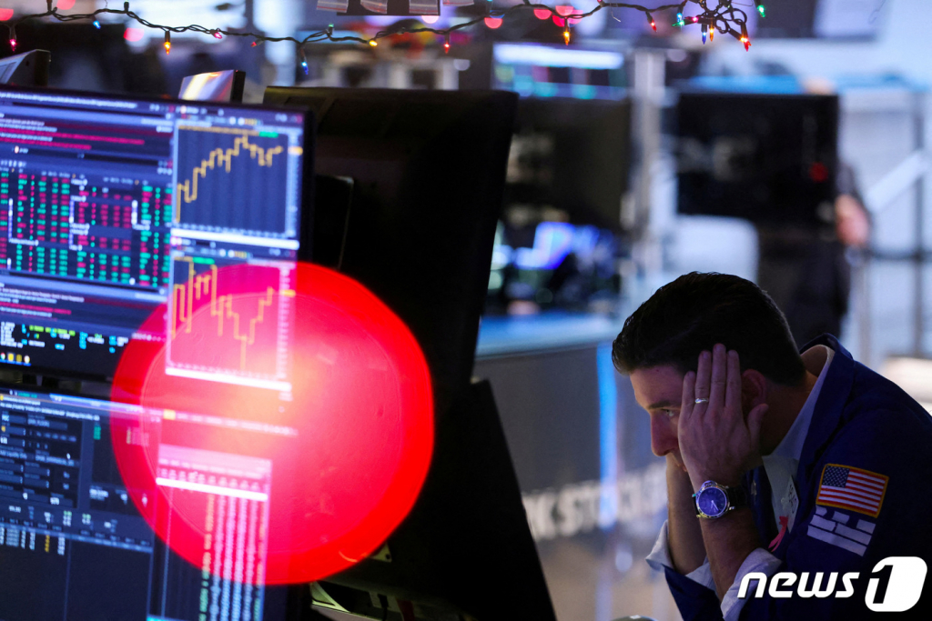 (뉴욕시티 로이터=뉴스1) 권진영 기자 = 14일(현지시간) 미국 뉴욕 증권거래소(NYSE) 거래층에서 한 트레이더가 머리를 감싸쥔 채 모니터를 응시하고 있다. 이날 미국 연방준비제도이사회(연준)는 기준금리를 0.5%포인트 올렸고 나스닥은 0.76%포인트 하락했다.  ⓒ 로이터=뉴스1  Copyright ? 뉴스1. All rights reserved. 무단 전재 및 재배포 금지.