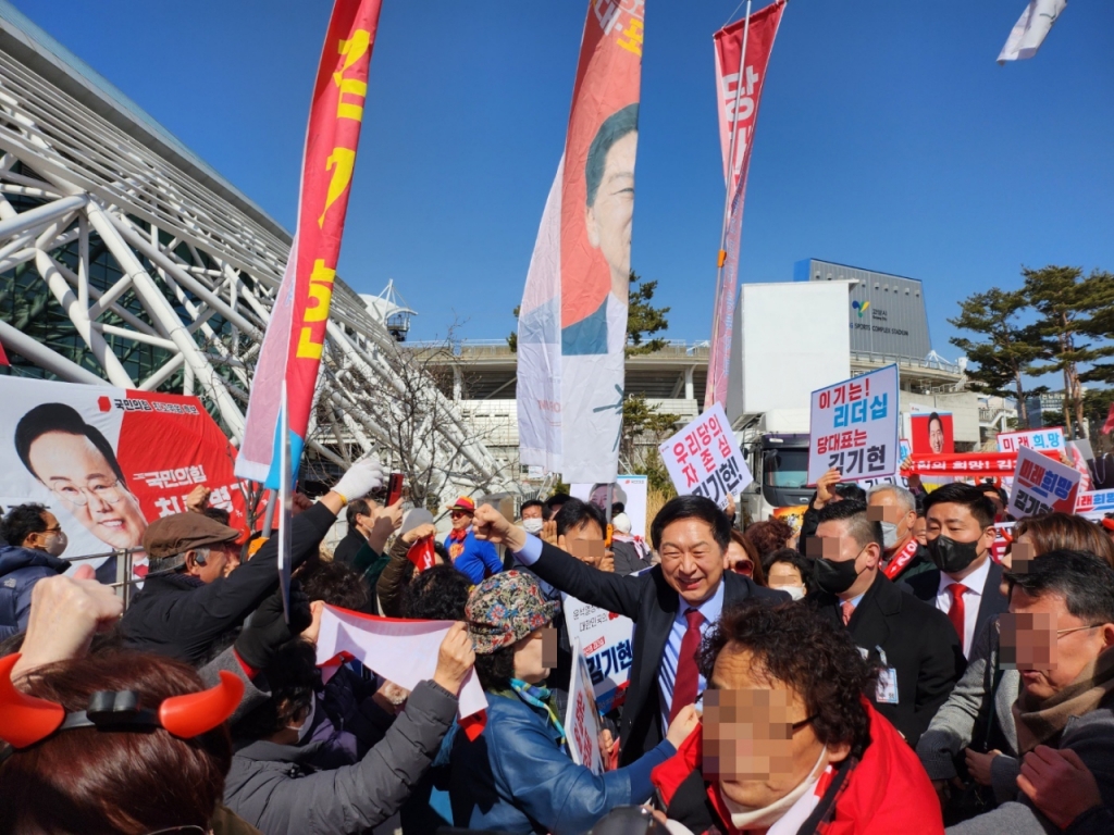 2일 오후 국민의힘 전당대회 합동 연설회가 열리는 경기 고양시 고양종합체육관 앞에서 김기현 당대표 후보를 지지자들이 둘러싸고 응원하는 모습. /사진=머니투데이