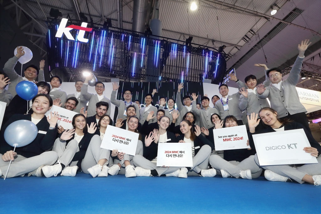 MWC 2023 KT 전시관 앞에서 KT 전시 관계자들이 단체 기념 사진을 촬영하고 있다. /사진=KT