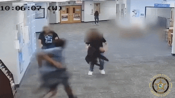 미국 플로리다주(州) 플래글러 카운티의 한 고등학교에서 벌어진 학생의 교직원 폭행 사건 감시 카메라 영상. /영상=플래글러 카운티 경찰당국