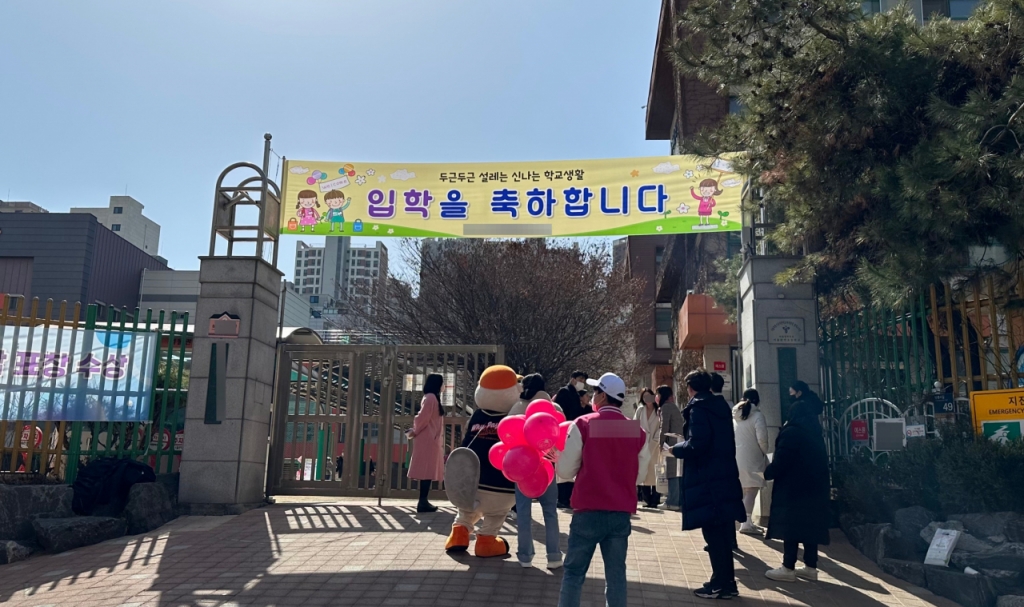 2일 오후 12시 서울시 관악구에 위치한 한 초등학교 정문. 입학식을 마치고 1학년 신입생들과 학부모들이 첫하교를 하고 있다. /사진=김창현 기자.