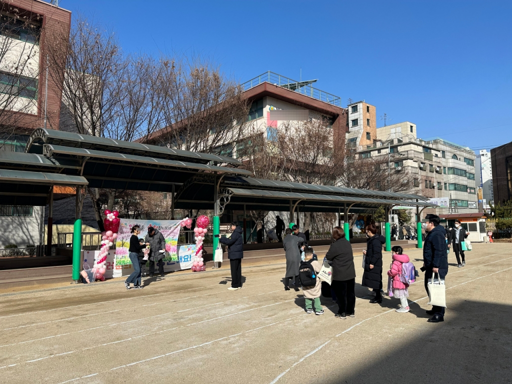 2일 오전 10시34분 서울시 관악구에 위치한 한 초등학교 입학식에서 1학년 신입생과 학부모들이 기념촬영하는 모습. /사진=김창현 기자.
