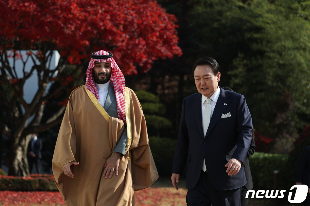 (서울=뉴스1) 오대일 기자 = 윤석열 대통령이 17일 서울 용산구 한남동 대통령 관저에서 무함마드 빈 살만 사우디아라비아 왕세자 겸 총리와 회담을 마친 후 단독 환담을 나누고 있다. (대통령실 제공) 2022.11.17/뉴스1  Copyright ? 뉴스1. All rights reserved. 무단 전재 및 재배포 금지.