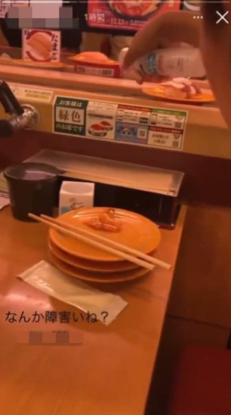 일본의 한 회전초밥 집에서 초밥에 분무기 속 알코올 소독제를 뿌리는 학생 /사진=트위터