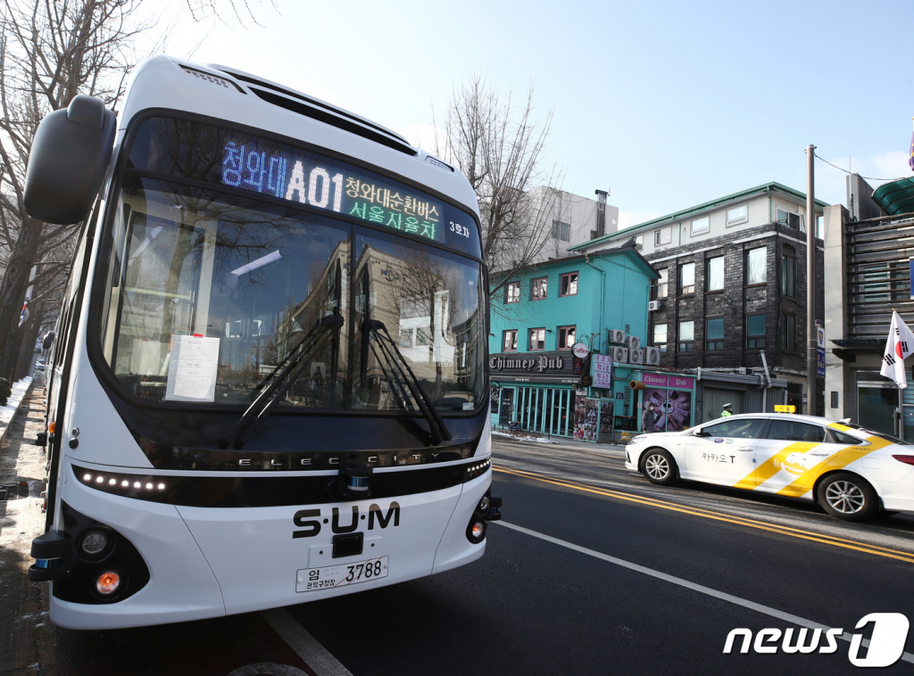 (서울=뉴스1) 김민지 기자 = 22일 오전 서울 종로구 경복궁역 인근 효자로입구 정류소에서 '청와대 자율주행버스'가 정차하고 있다.  이날 오후 2시부터 운영되는 '청와대 자율주행버스'는 경복궁역(효자로입구)·국립고궁박물관(영추문)·청와대·춘추문·경복궁·국립민속박물관 등 5개 정류소에서 탈 수 있다.  운행 시간은 평일 오전 9시부터 오후 5시까지이며, 점심시간인 낮 12시~오후 1시와 토요일·공휴일은 운행하지 않는다. 요금은 무료. 2022.12.22/뉴스1  Copyright ? 뉴스1. All rights reserved. 무단 전재 및 재배포 금지.