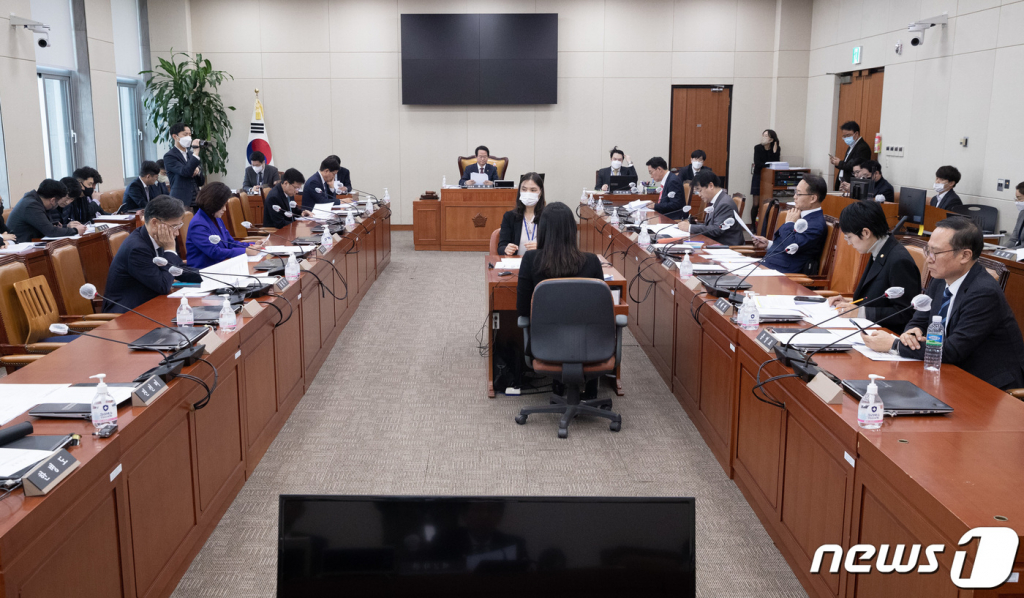 (서울=뉴스1) 이재명 기자 = 14일 오후 서울 여의도 국회에서 기획재정위원회 조세소위원회가 열리고 있다. 2023.2.14/뉴스1 Copyright ? 뉴스1. All rights reserved. 무단 전재 및 재배포 금지.