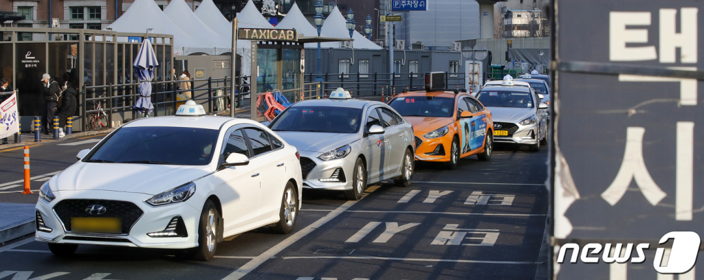(서울=뉴스1) 김도우 기자 = 서울 중형택시 기본요금이 2월 1일 오전 4시부터 3천800에서 4천800원으로 1천원(26%) 인상된다. 중형택시의 기본요금 인상과 함께 기본거리는 현행 2km에서 1.6km로 줄어든다.  사진은 31일 오전 서울역 택시승강장에 택시들이 손님을 기다리는 모습. 2023.1.31뉴스1  Copyright ? 뉴스1. All rights reserved. 무단 전재 및 재배포 금지.