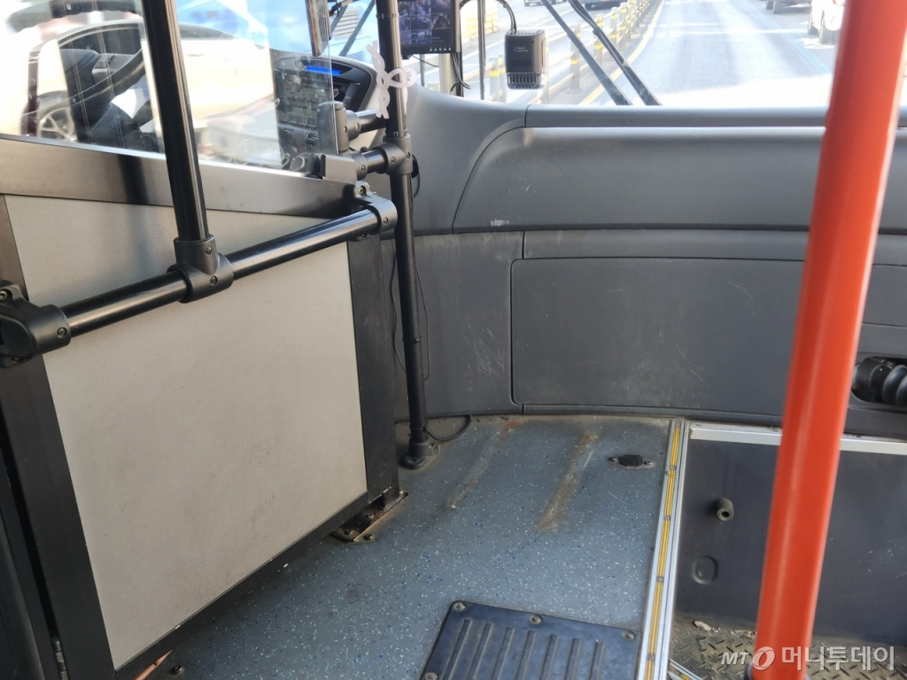 3일 오전 10시쯤 운행을 시작한 서울 시내버스 내부의 모습. 현금 요금함이 있던 자리가 비었다. /사진=최지은 기자