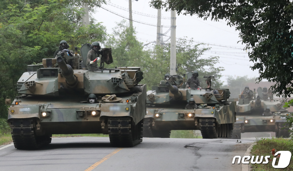 (파주=뉴스1) 송원영 기자 = 한미연합연습 '을지 자유의 방패(UFS·을지프리덤실드)'이 실시된 22일 경기 파주시 접경지역의 한 훈련장에서 K-1 전차가 이동을 하고있다. 2022.8.22/뉴스1  Copyright ? 뉴스1. All rights reserved. 무단 전재 및 재배포 금지.