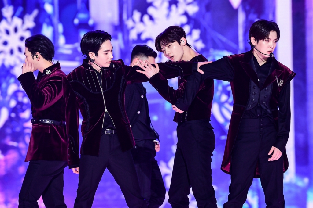 그룹 뉴이스트가 2021년 12월 25일 열린 'SBS 가요대전'에서 멋진 무대를 펼치고 있다. /사진제공=SBS 