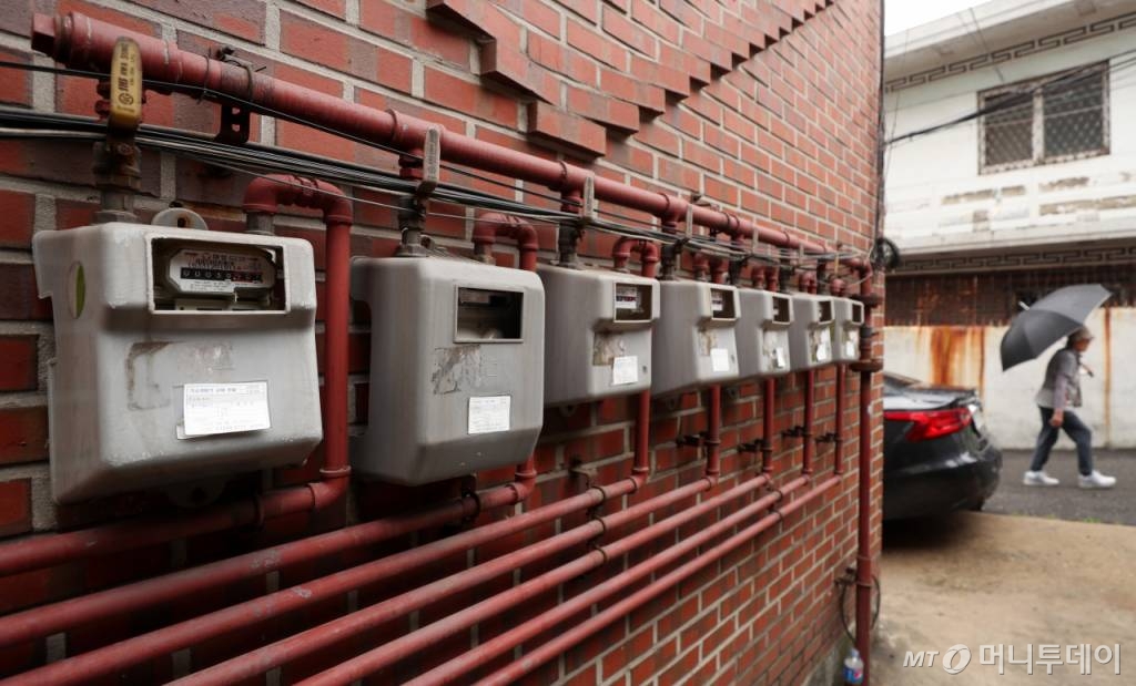 국제 천연가스 가격과 원/달러 환율이 상승하며 도시가스 요금이 오를것으로 예상되는 가운데 29일 서울시내 한 주택가에 가스 계량기가 설치되어 있다. /사진=김휘선 기자 hwijpg@