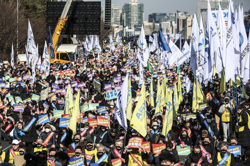 [서울=뉴시스] 김근수 기자 = 대한의사협회와 보건복지의료연대 등 의료인 조합원들이 26일 서울 여의도공원 앞에서 열린 간호법-의료인면허법 강행처리 규탄 총궐기대회에서 구호를 와치고 있다. 2023.02.26.