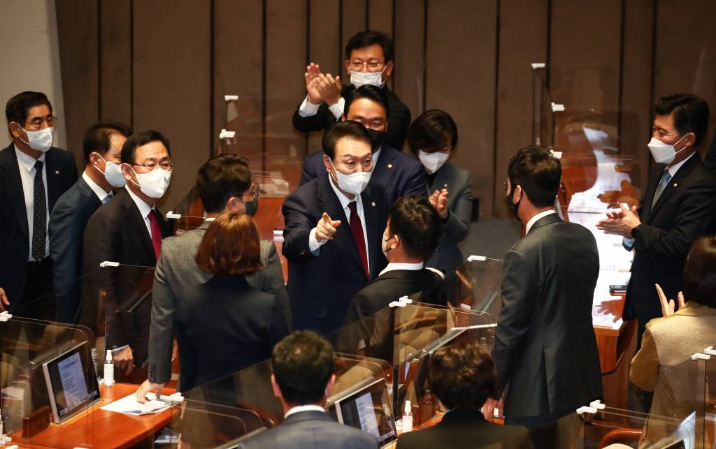 [서울=뉴시스] 김선웅 기자 = 윤석열 대통령이 25일 서울 여의도 국회 본회의장에서 2023년도 예산안 및 기금운용계획안에 대한 시정연설을 마친 뒤 국민의힘 의원들과 인사하고 있다. (공동취재사진) 2022.10.25.