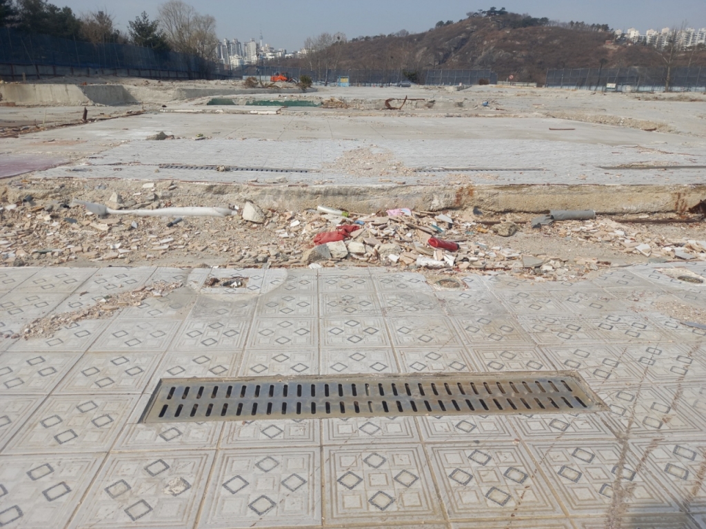 7일 찾은 성동구 삼표레미콘 성수부지에는 해체되기 전 공장 모습들이 남아있다. 직원 식당 바닥의 배수구 모습./사진=김성진 기자.