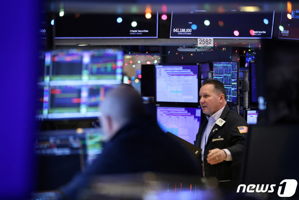 (뉴욕시티 로이터=뉴스1) 권진영 기자 = 14일(현지시간) 미국 뉴욕 증권거래소(NYSE) 거래층에 한 트레이더가 일하고 있다.  ⓒ 로이터=뉴스1  Copyright ? 뉴스1. All rights reserved. 무단 전재 및 재배포 금지.