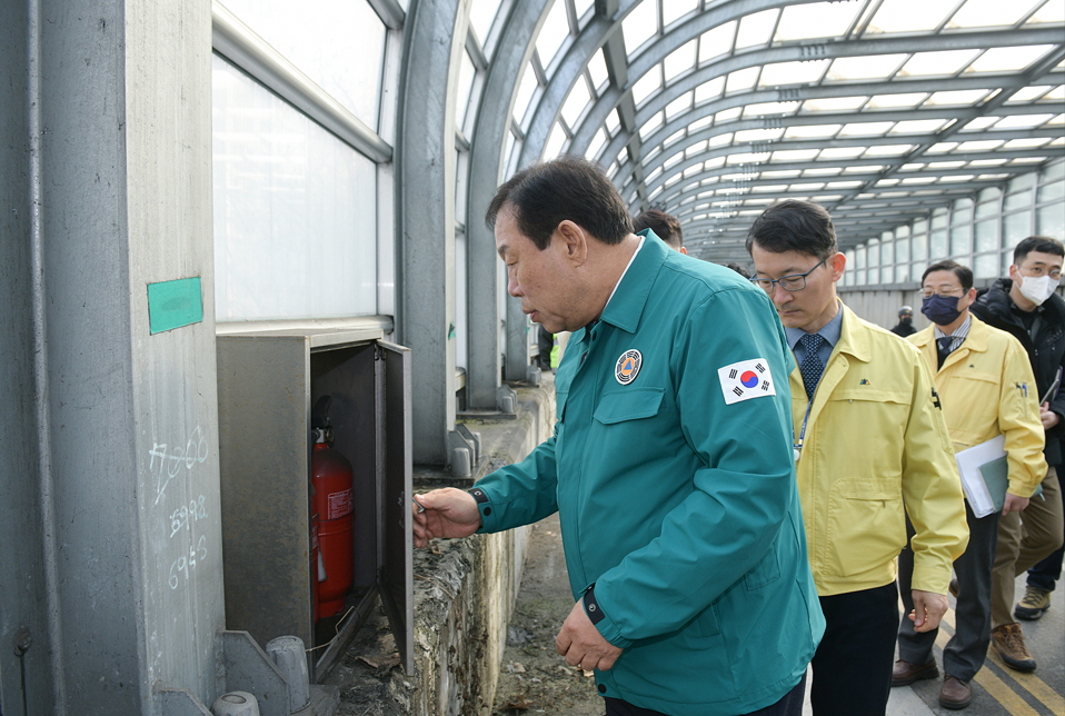 최민호 세종시장이 지난해 12월 한솔동 일원 외곽순환도로 방음터널을 찾아 안전 관련 제반 사항을 긴급 점검하고 있다./사진제공=세종시
