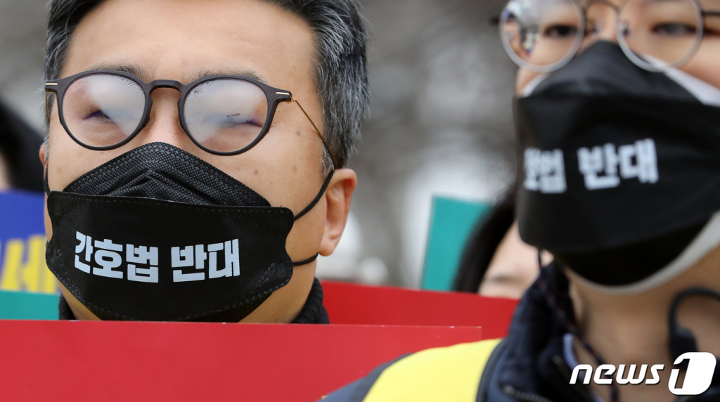 (서울=뉴스1)  = 대한의사협회, 대한간호조무사협회 등으로 구성된 보건복지 의료연대 구성원들이 13일 오전 서울 영등포구 국회의사당 앞에서 간호법 강행처리 규탄 총력투쟁 선포식을 열고 간호법을 규탄하고 있다.