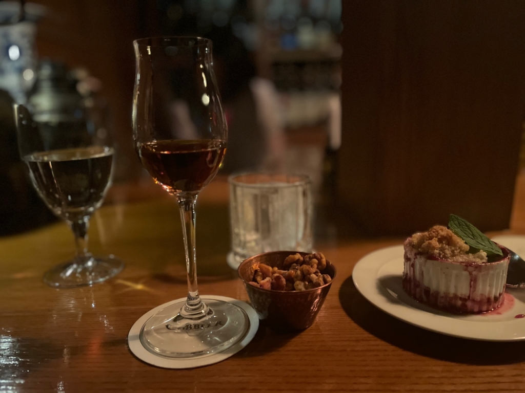 정씨가 마신 피트 위스키 한잔. 설탕을 입힌 호두와 블루베리 파이가 기본 안주로 제공된다./사진=김성진 기자.