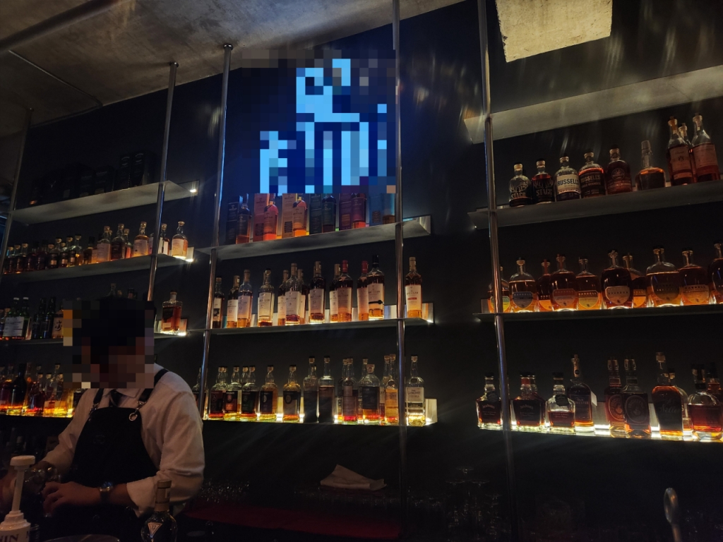 서울 성동구 성수동의 어느 위스키바. 이곳 바텐더 박모씨는 원래 목수였다. /사진=김성진 기자.