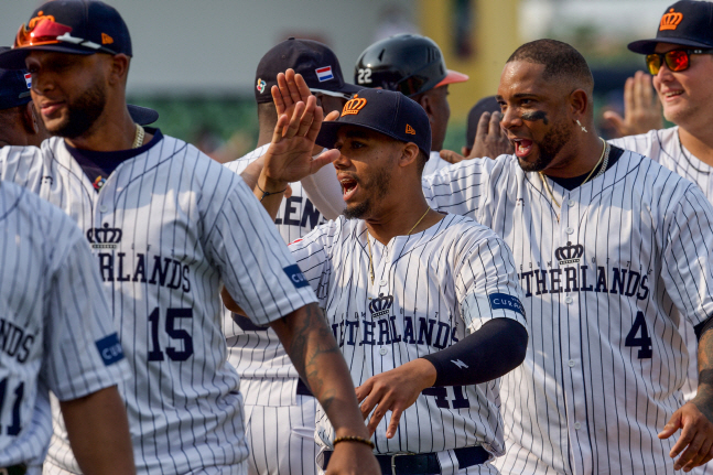 네덜란드 선수들이 8일 2023 WBC 개막전에서 쿠바를 꺾고 하이파이브를 하고 있다. /AFPBBNews=뉴스1