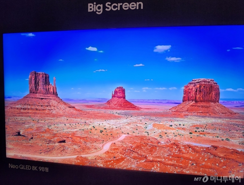 삼성전자가 9일 공개한 Neo QLED 8K 98형 신제품. / 사진 = 오진영 기자