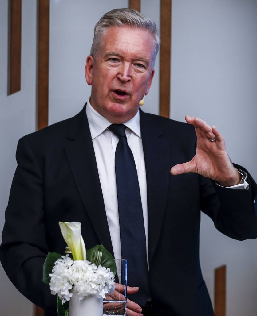 [서울=뉴시스] 정병혁 기자 = 애드리안 홀마크 벤틀리모터스 회장 겸 CEO가 8일 오후 서울 강남구 벤틀리 큐브에서 열린 그랜드 오픈 행사에서 취재진의 질문에 답하고 있다. 2023.03.08.