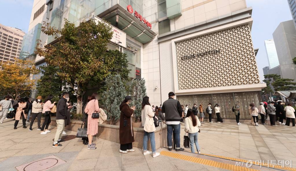 명품 브랜드 샤넬 제품의 '가격 인상설'이 도는 가운데 2일 서울 중구 롯데백화점 본점 앞에서 고객들이 매장 입장을 위해 대기하고 있다. /사진=김휘선 기자 hwijpg@